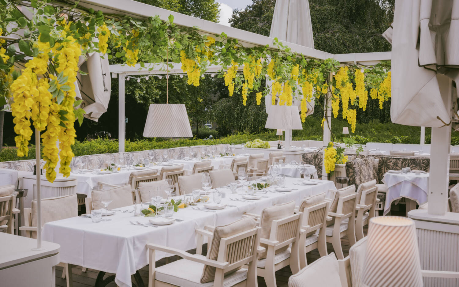 Die Terrasse des italienischen Restaurants liegt mitten im Grünen / ©Christoph Leon Jakubek 