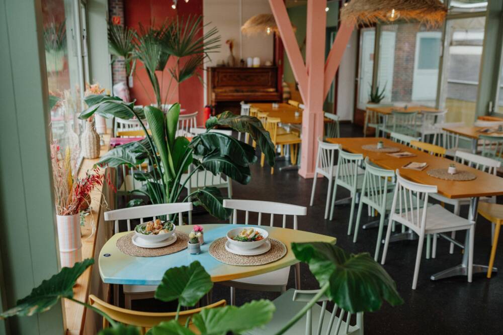 Die Villa Vanilla bringt mit Café, Beachclub und Spielbereich neues Leben an das Planschbecken im Hamburger Stadtpark / / ©Chantal Alexandra Pilsl