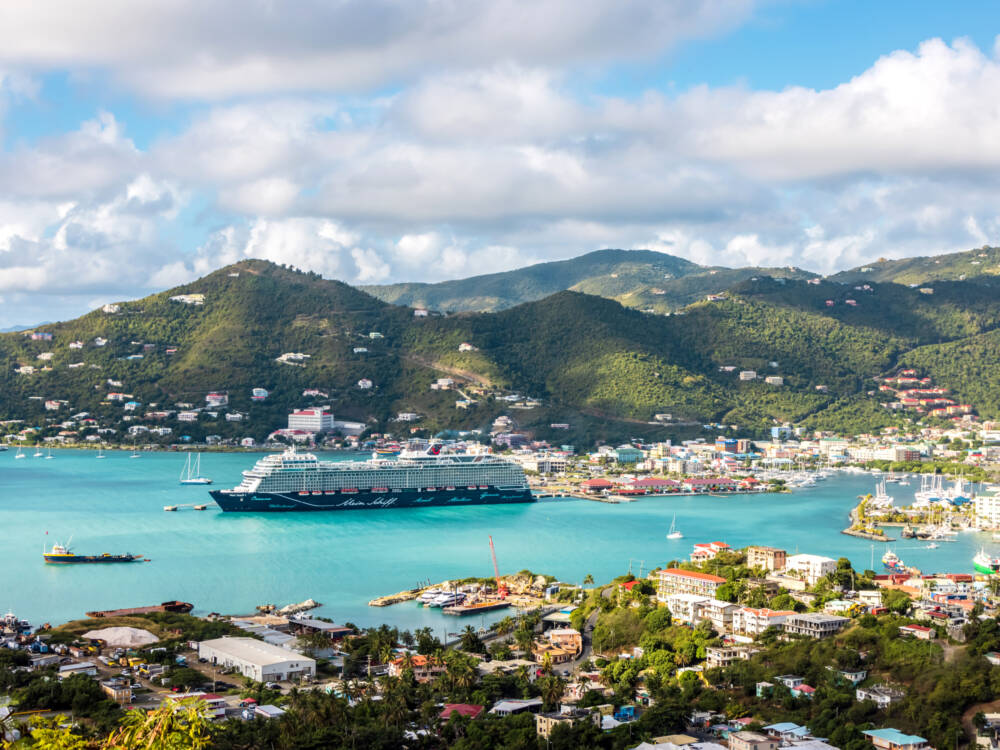 Dort arbeiten, wo andere Urlaub machen: etwa auf der Mein Schiff, die im Hafen von Tortola in der Karibik ankert / ©Tui Cruises