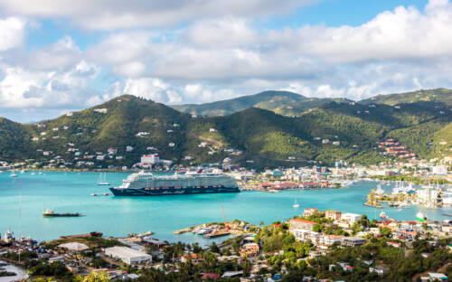 Dort arbeiten, wo andere Urlaub machen: etwa auf der Mein Schiff, die im Hafen von Tortola in der Karibik ankert / ©Tui Cruises