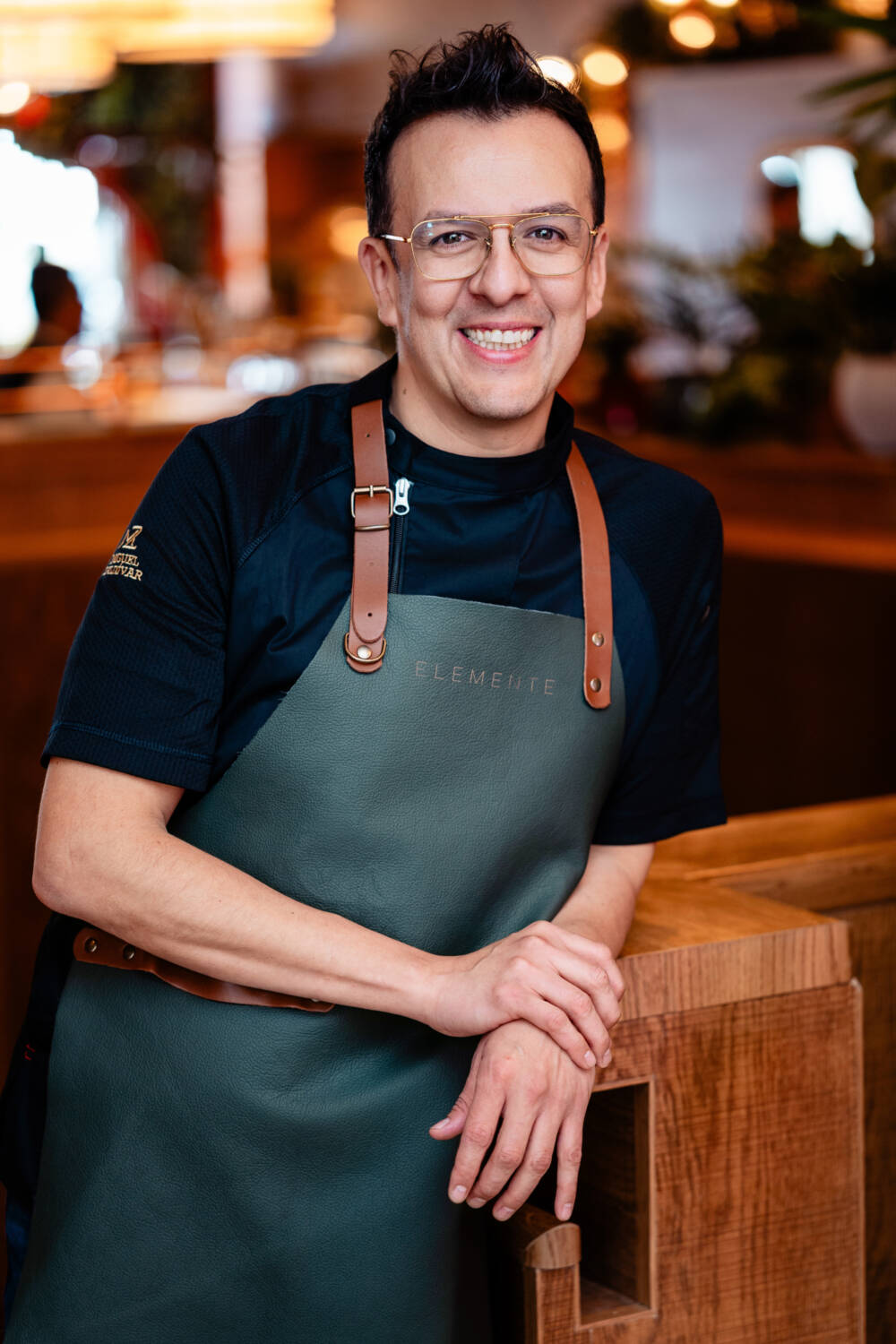 Executive Chef Consultant Miguel Zaldívar bewundert die Einrichtung des Elemente  / ©Nils Hasenau