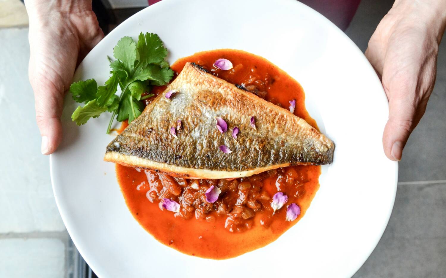 Fischfans kommen auf ihre Kosten: Im Hamburger Fischrestaurant in Barmbek gibt es Fisch und Meeresfrüchte mit Beilagen, Salat, Brot und Dips. / ©Bryony Elena/Unsplash