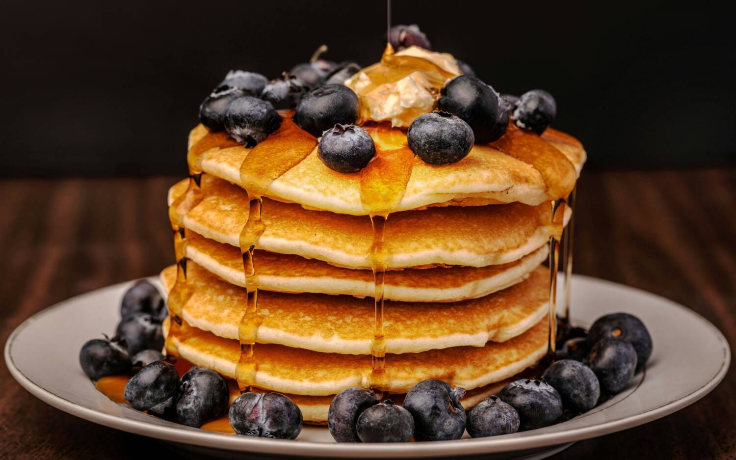 Fluffige Pancakes mit frischen Früchten gibt es in der Brunch Factory Eppendorf / ©Unsplash/Amber Fisher