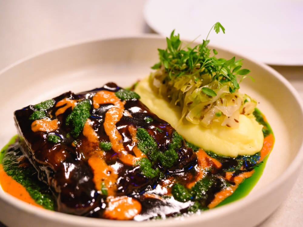 Geschmorte Ochsenbäckchen mit Kartoffelpüree und Jus – modern angerichtet in der Bullerei / ©Alexander Maus