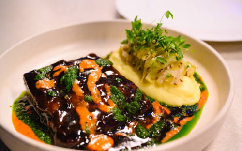 Geschmorte Ochsenbäckchen mit Kartoffelpüree und Jus – modern angerichtet in der Bullerei / ©Alexander Maus