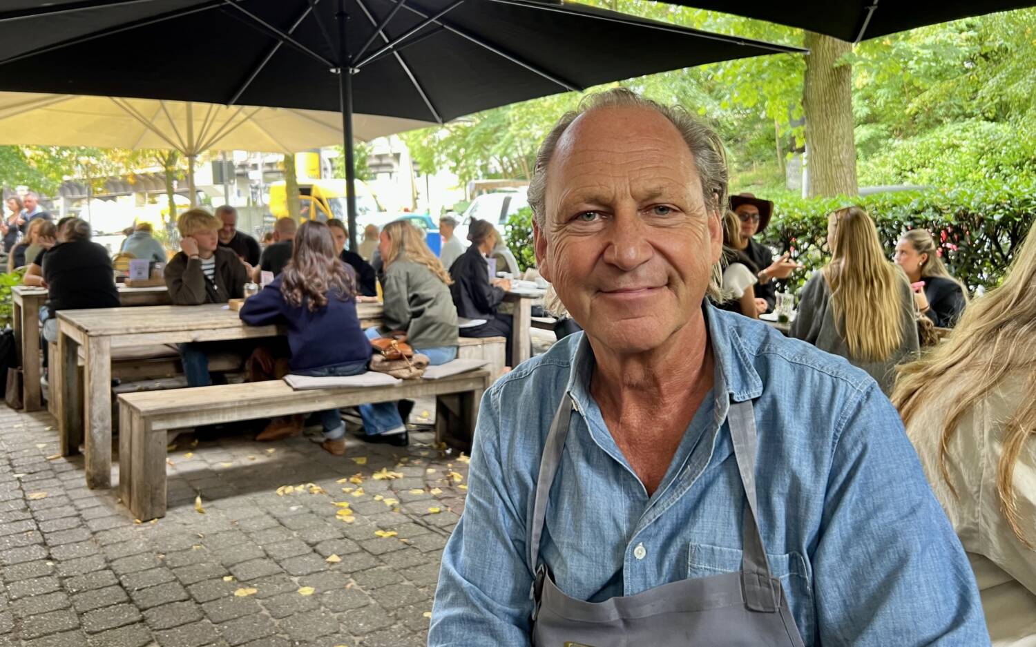 Harald „Harry“ Zachert, Inhaber und Namensgeber des Cafés, auf der umstrittenen Terrasse / ©Paula Rieck