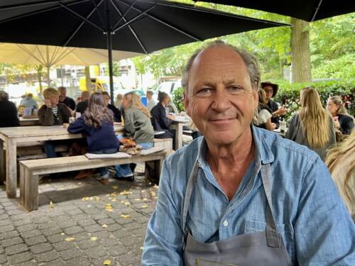 Harald „Harry“ Zachert, Inhaber und Namensgeber des Cafés, auf der umstrittenen Terrasse / ©Paula Rieck