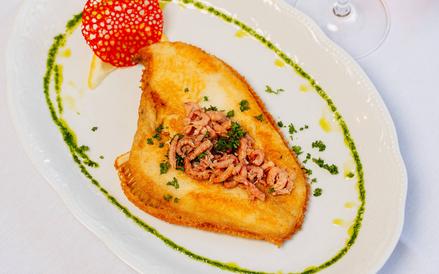 Hervorragender Fisch, wirklich toll angerichtete Teller und ein sehr aufmerksamer Service belohnen die weite Anfahrt / ©Julia Schumacher