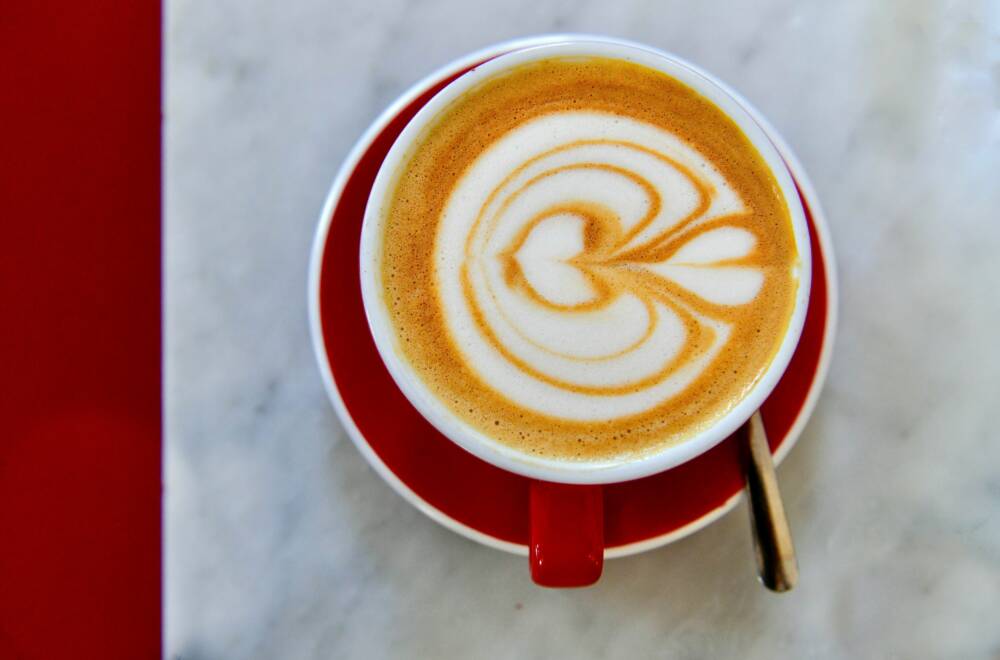 Im Amohas wird der Kaffee in roten Tassen serviert / ©Unsplash/Holly Landkammer