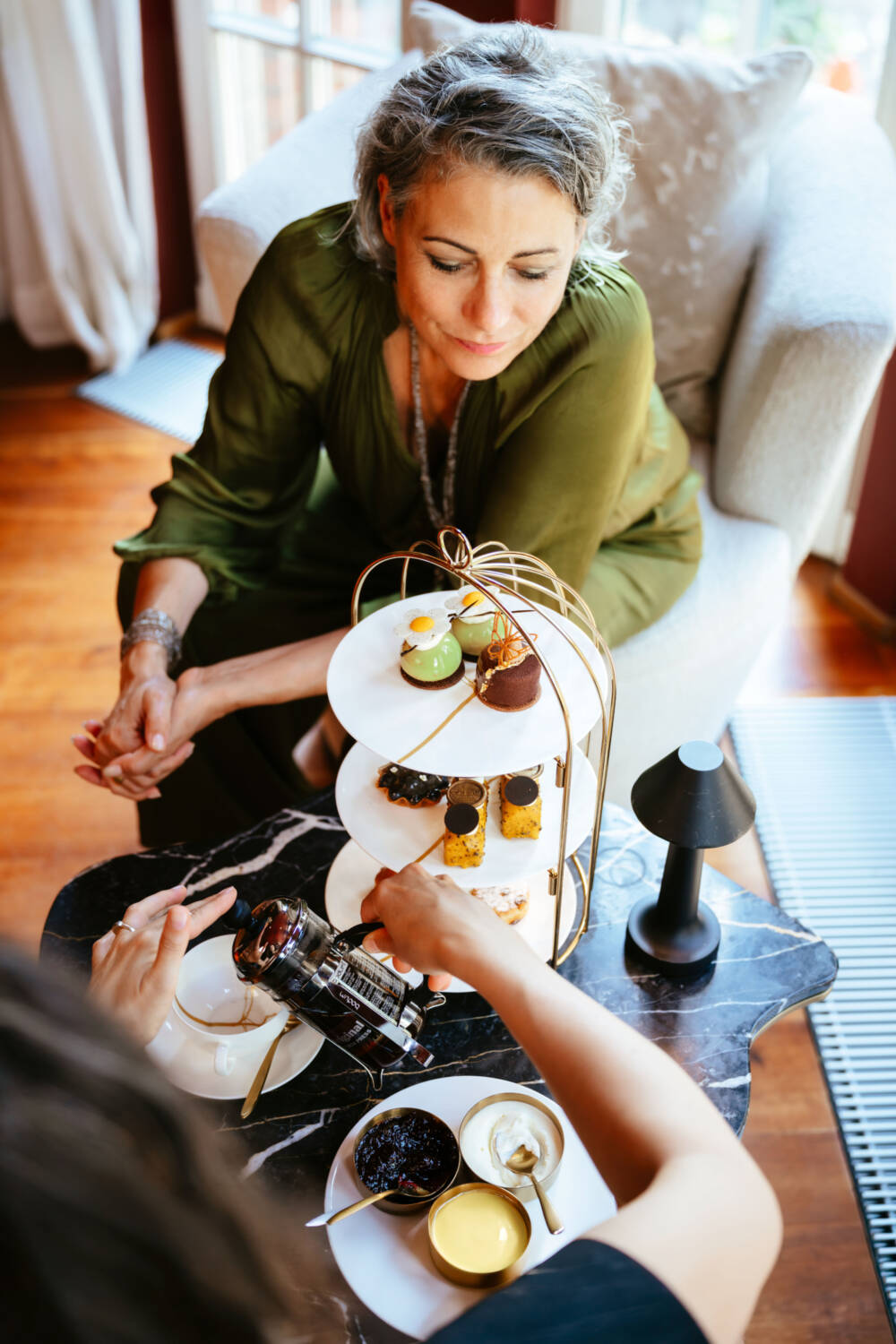 Im Conrad gibt es Kaffee statt Tee neben Patisserie und kleinen, ausgewählten Speisen am Nachmittag / ©Conrad Hotel