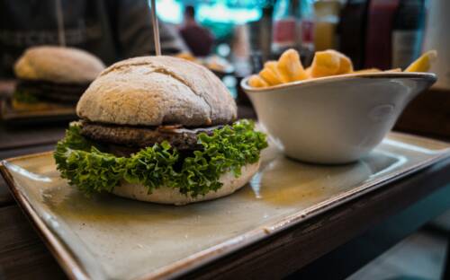 Im Fisch Bistro am Hafen dreht sich alles um frischen Fisch und Meeresfrüchte, direkt gegenüber vom eigenen Fischgroßhandel / ©Unsplash – Moritz Kindler