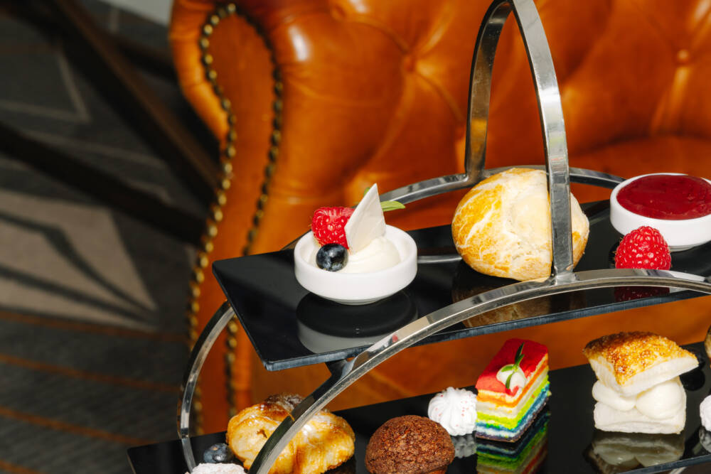 In Emil’s Café Bistro & Bar im Reichshof gibt es Afternoon Tea nach Tradition der Frau des Gründers, Martha Langer /©Reichshof Hotel Hamburg