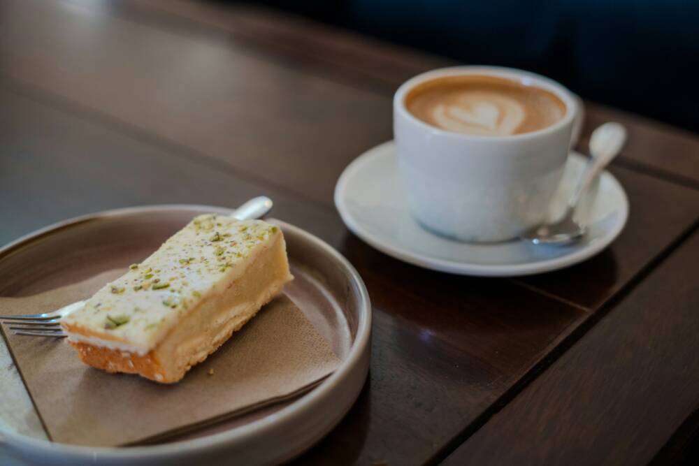 In der Kaffeerösterei im Museum können Kaffee und Kuchen genossen werden / ©Unsplash/Eliott Stallion