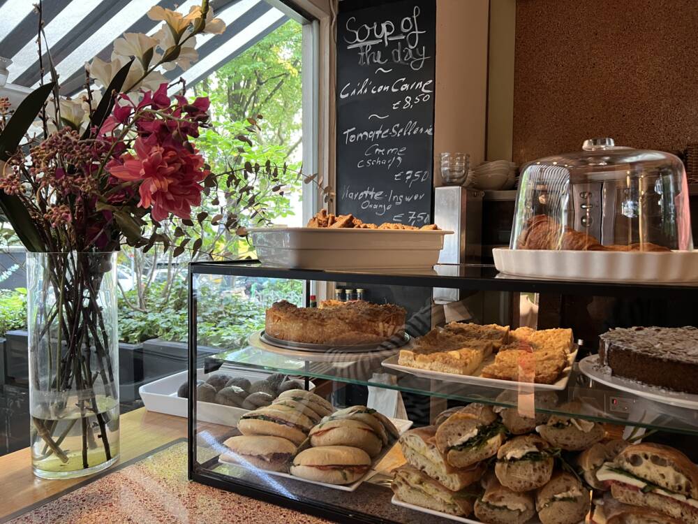 In der Vitrine des Cafés stehen hausgemachte Panini, Kuchen und Croissants / ©Paula Rieck