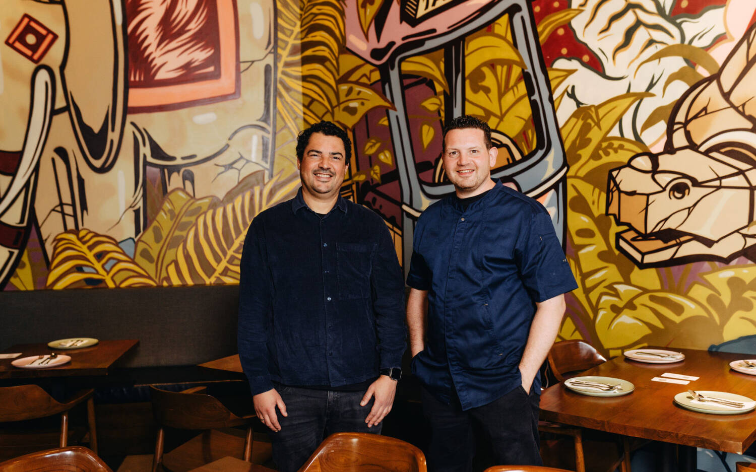 Janosch Vena Steinkönigs (links)  und Valentin Broers Restaurant JingJing wurde 2025 zum Restaurant des Jahres ernannt. / © Julia Schumacher