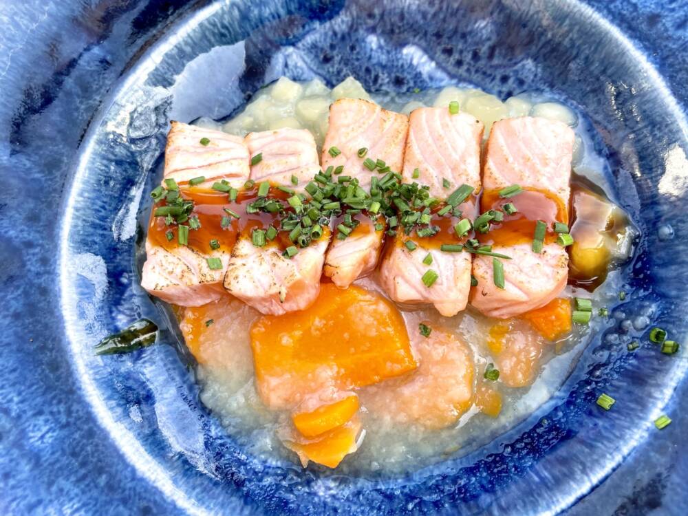 Kurz flambierter Lachs mit Miso-Karamell und frischem Apfel-Tatar – aromatisch, fruchtig und perfekt ausbalanciert / ©Peter Wagner