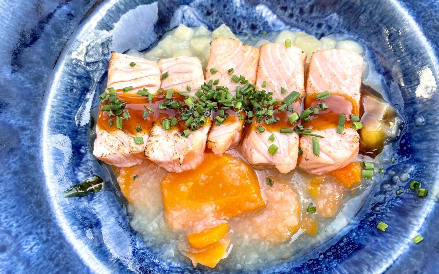 Kurz flambierter Lachs mit Miso-Karamell und frischem Apfel-Tatar – aromatisch, fruchtig und perfekt ausbalanciert / ©Peter Wagner