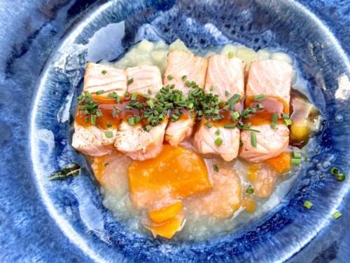 Kurz flambierter Lachs mit Miso-Karamell und frischem Apfel-Tatar – aromatisch, fruchtig und perfekt ausbalanciert / ©Peter Wagner