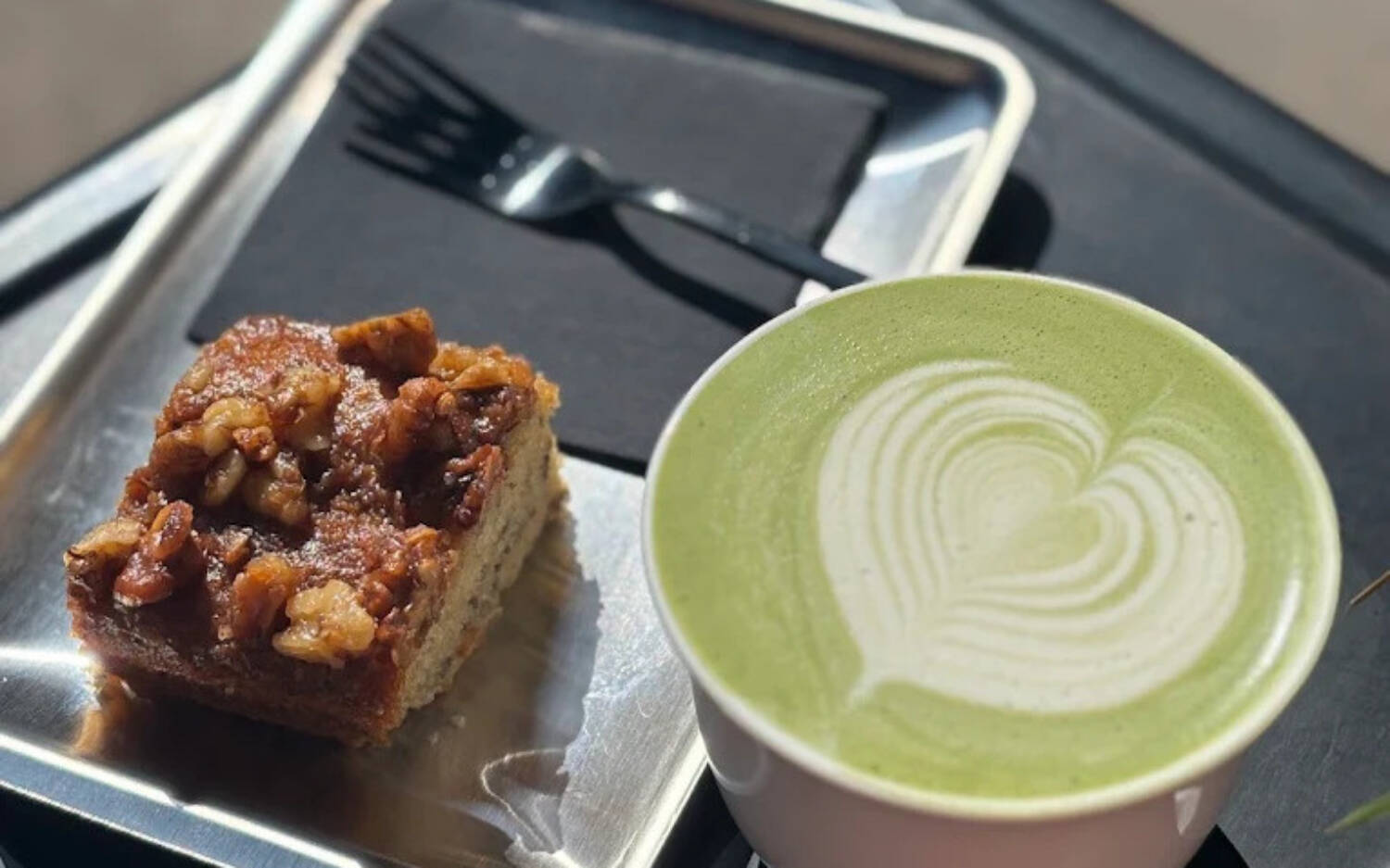 Matcha & Gebäck: Yuzu Matcha und hausgemachtes Gebäck bei Isioka Coffee / ©betterthanone