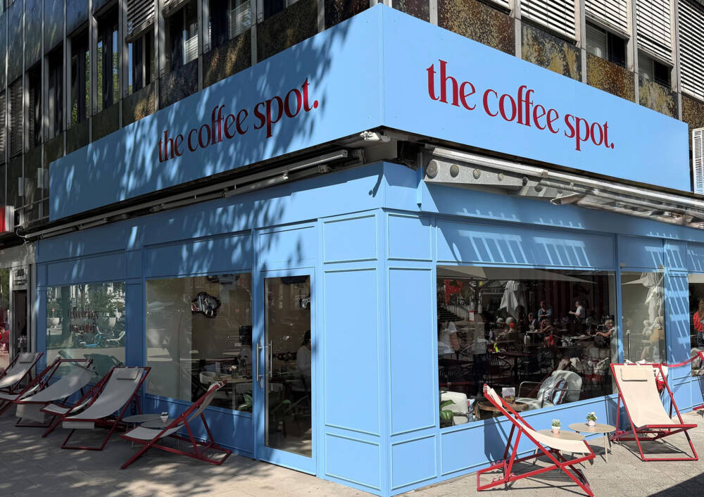 Mit der hellblauen Fassade zieht The Coffee Spot die Aufmerksamkeit auf sich / ©Tchibo
