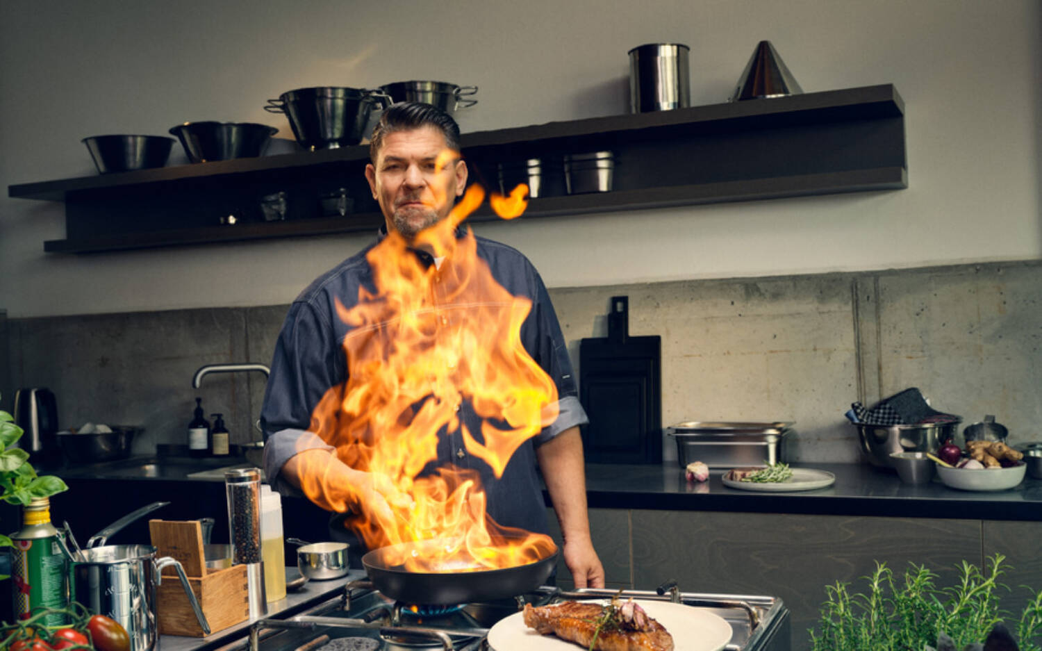Mit der Pfanne aus Carbonstahl kann man Gerichte heiß anbraten / © woll