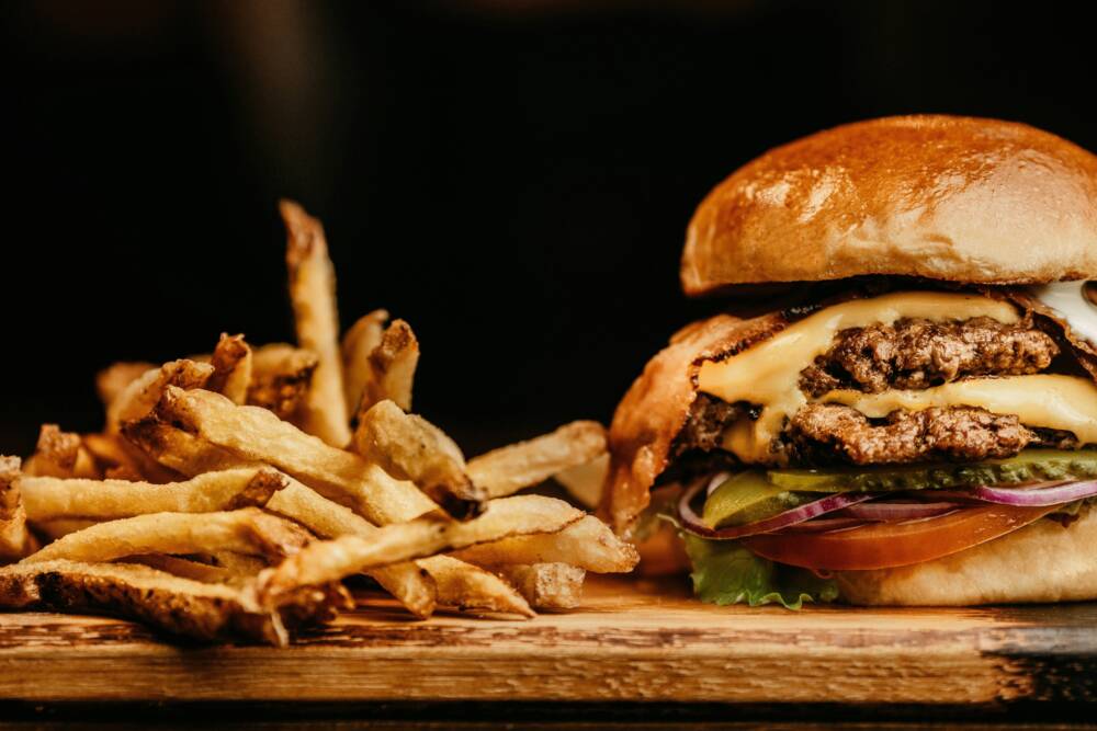 Nash Gaba bringt mit dem Nash und Smash Burger und Süßkartoffel-Pommes ins Tibarg Center/ ©Unsplash – Jonathan Borba