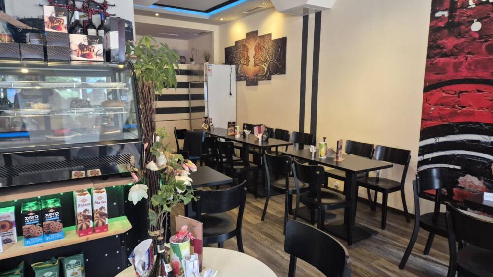 Neben authentisch griechischem Frühstück gibt es im Café Neon eine kleine Abteilung, um griechische Süßigkeiten zu shoppen /©Ida Bohlen