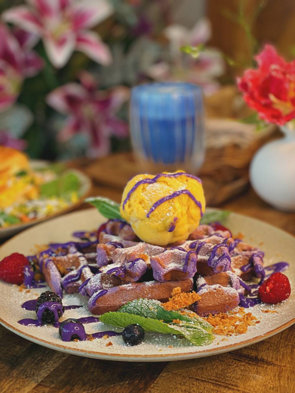 Neben Frühstück gibt es auch Kuchenspezialitäten und Waffeln – wie hier aus Ube /©Foodie Juli