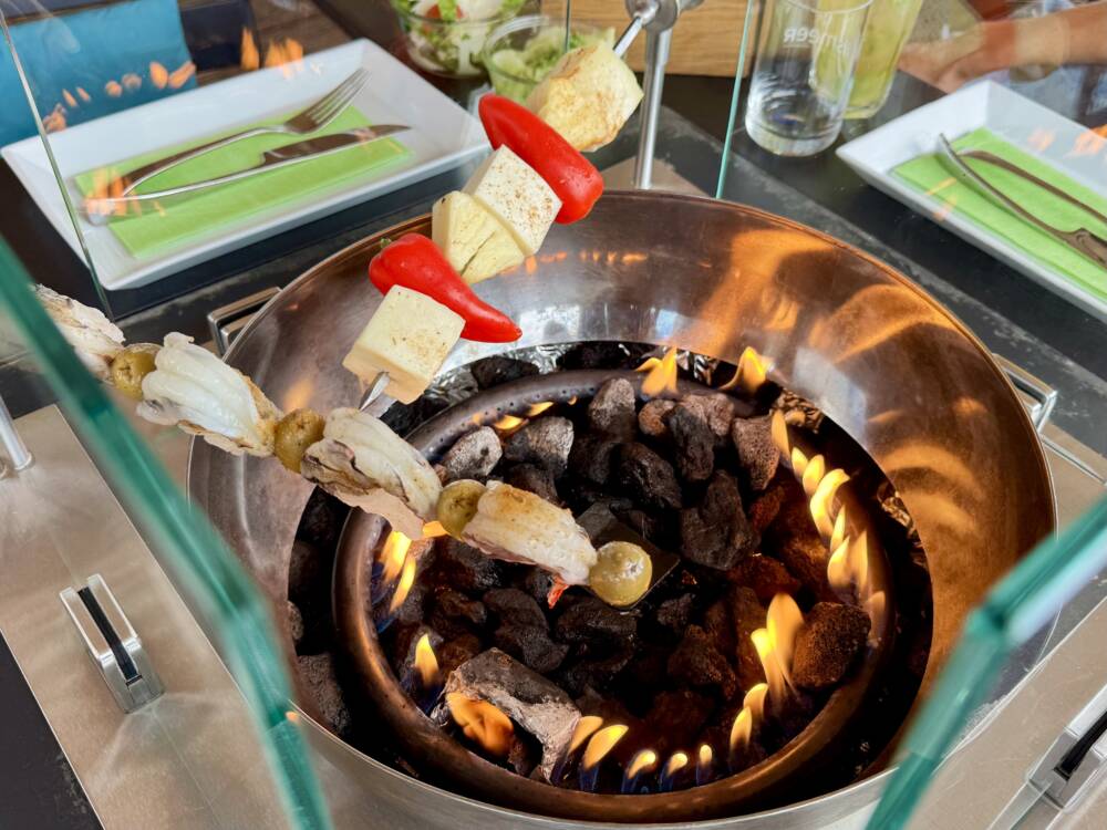 Spieße auf der Feuerschale: Im iismeer werden die Zutaten direkt am Tisch selbst gegrillt / ©IG