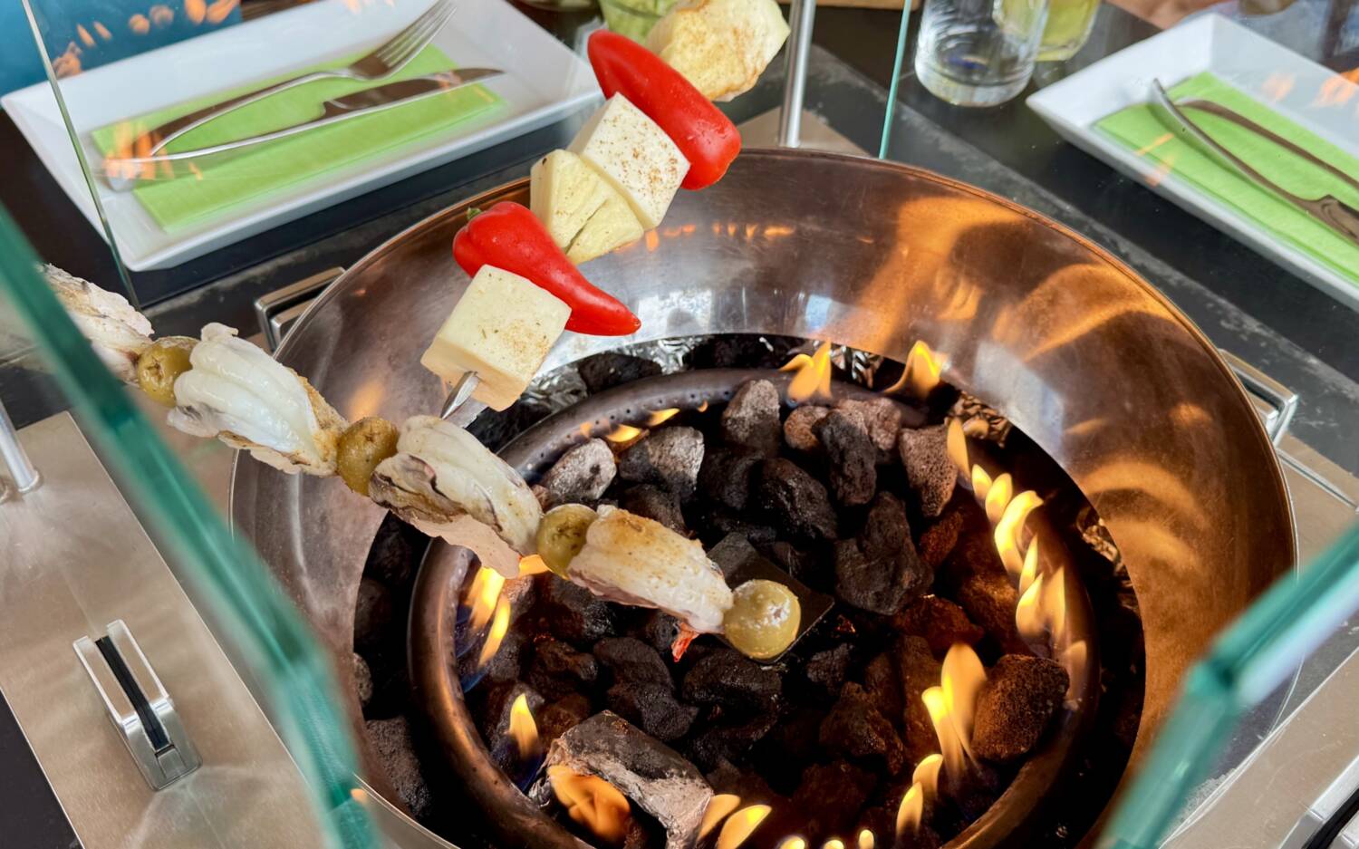 Spieße auf der Feuerschale: Im iismeer werden die Zutaten direkt am Tisch selbst gegrillt / ©IG