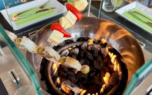 Spieße auf der Feuerschale: Im iismeer werden die Zutaten direkt am Tisch selbst gegrillt / ©IG