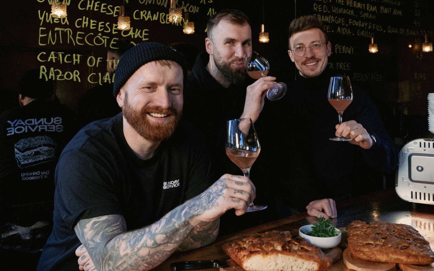 Thilo Haberland, Alexander Middendorf und Lucas Schultz (v. l.) bei Wein und Focaccia / ©Studio Sunday Service