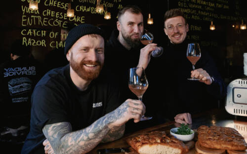 Thilo Haberland, Alexander Middendorf und Lucas Schultz (v. l.) bei Wein und Focaccia / ©Studio Sunday Service
