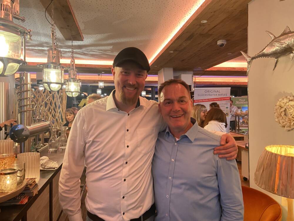 Thorsten Schepers (links) und Arne Meyer genießen die Küchenparty / © Hannah Bott