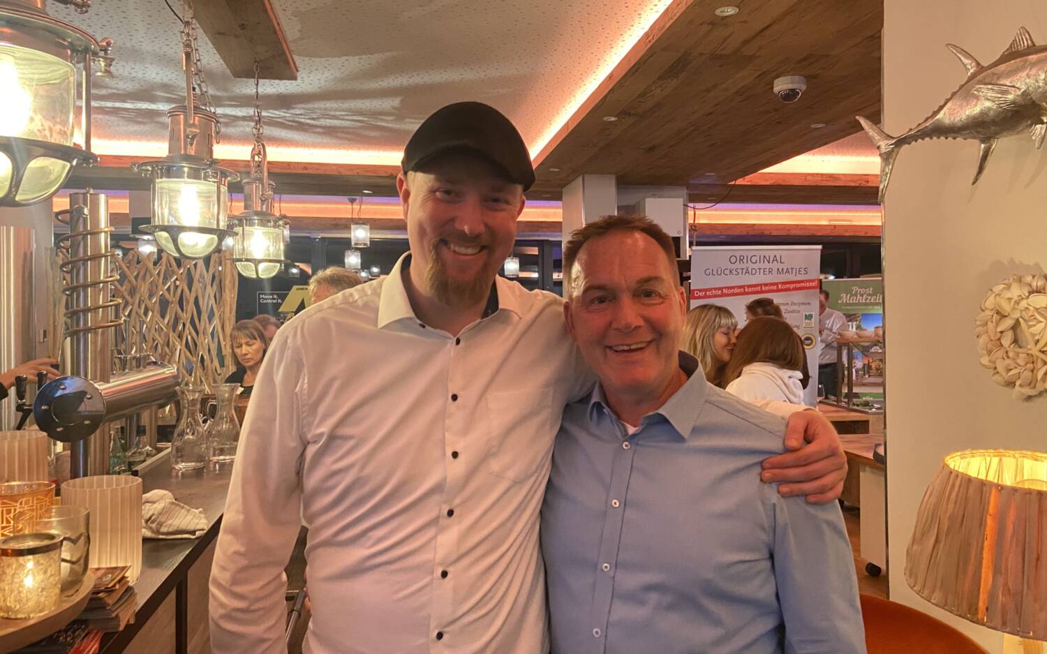 Thorsten Schepers (links) und Arne Meyer genießen die Küchenparty / © Hannah Bott