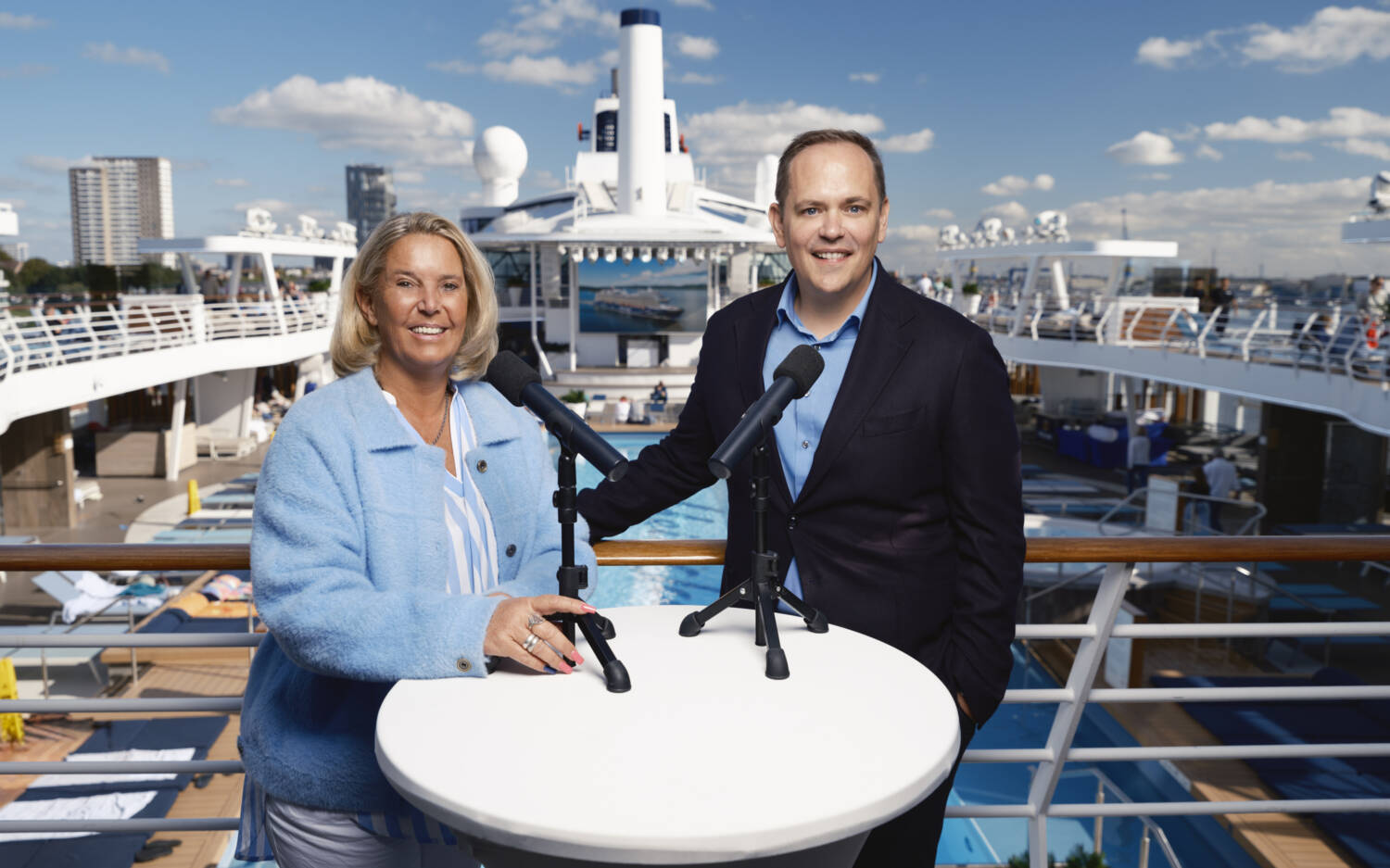 Am 22. Oktober startet der neue Podcast „Einmal ALLES, bitte! Meer davon!“ mit Tanya Kumst und Denis Wiechert von TUI Cruises / ©Christian Barz