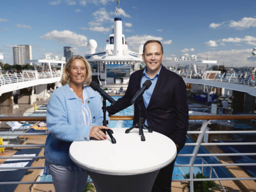 Am 22. Oktober startet der neue Podcast „Einmal ALLES, bitte! Meer davon!“ mit Tanya Kumst und Denis Wiechert von TUI Cruises / ©Christian Barz
