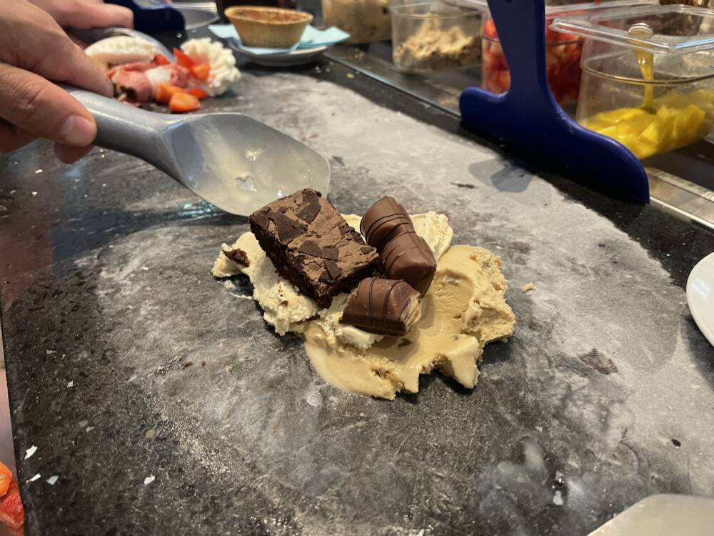 Auf einer eiskalten Granitplatte werden verschiedene Eissorten und Toppings miteinander vermengt / ©Alina Fedorova