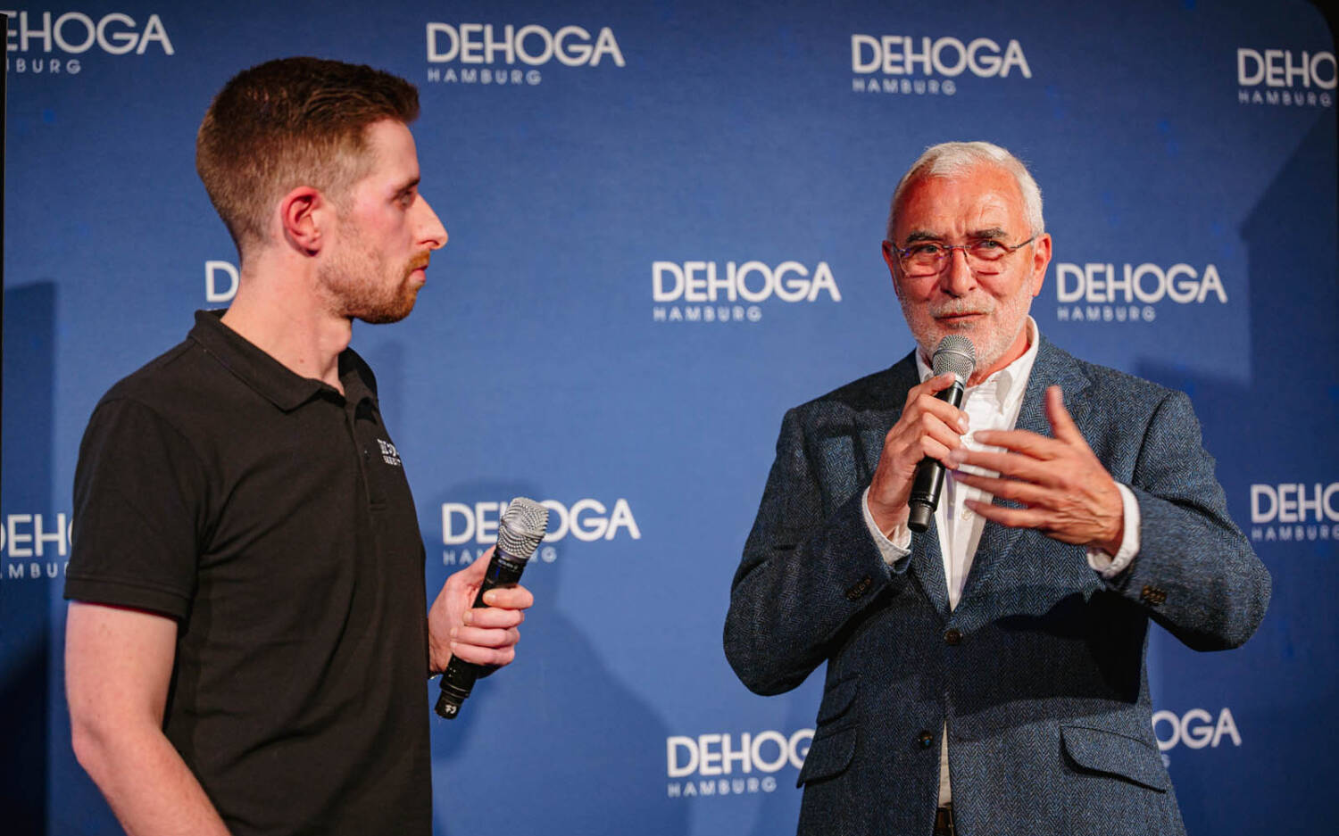 Beim Dehoga Gastro-Event 2026 sprach Präsident Bernd auf der Heide (r.) mit F&B Manager Alexander Straßberger (l.) vom Wacken-Festival  / ©Jan Wagner, Brandmeister Photography