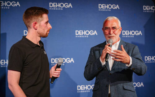 Beim Dehoga Gastro-Event 2026 sprach Präsident Bernd auf der Heide (r.) mit F&B Manager Alexander Straßberger (l.) vom Wacken-Festival  / ©Jan Wagner, Brandmeister Photography