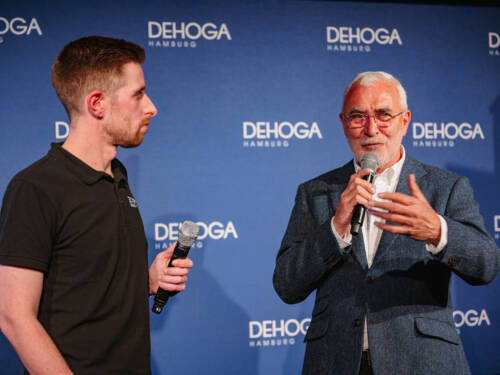 Beim Dehoga Gastro-Event 2026 sprach Präsident Bernd auf der Heide (r.) mit F&B Manager Alexander Straßberger (l.) vom Wacken-Festival  / ©Jan Wagner, Brandmeister Photography