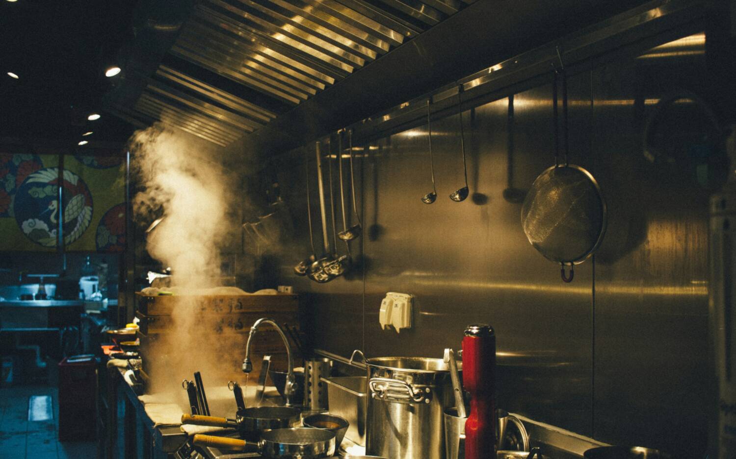 Das Arbeiten in der Küche ist oft mit viel Stress verbunden / © Unsplash/ Francisco Suarez