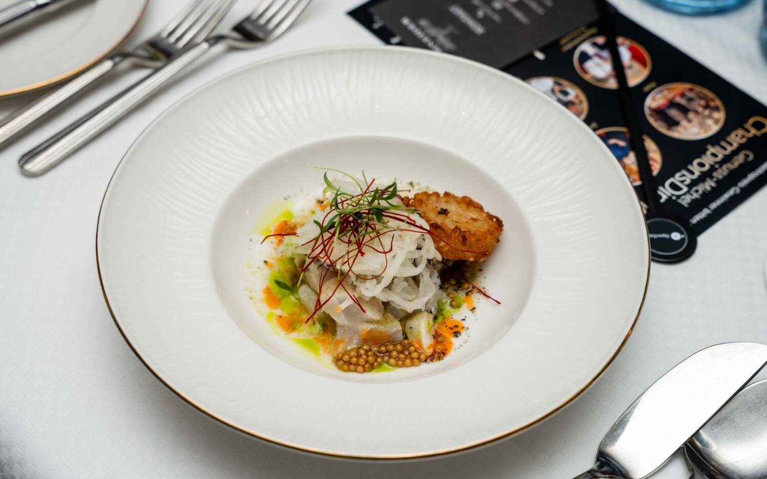 Das Nil, Restaurant des Jahres 2024, tischte ein Ceviche vom Seelachs mit Kohlrabikraut und gebackenem Reistaler zur Vorspeise auf / ©SZENE STUDIOS