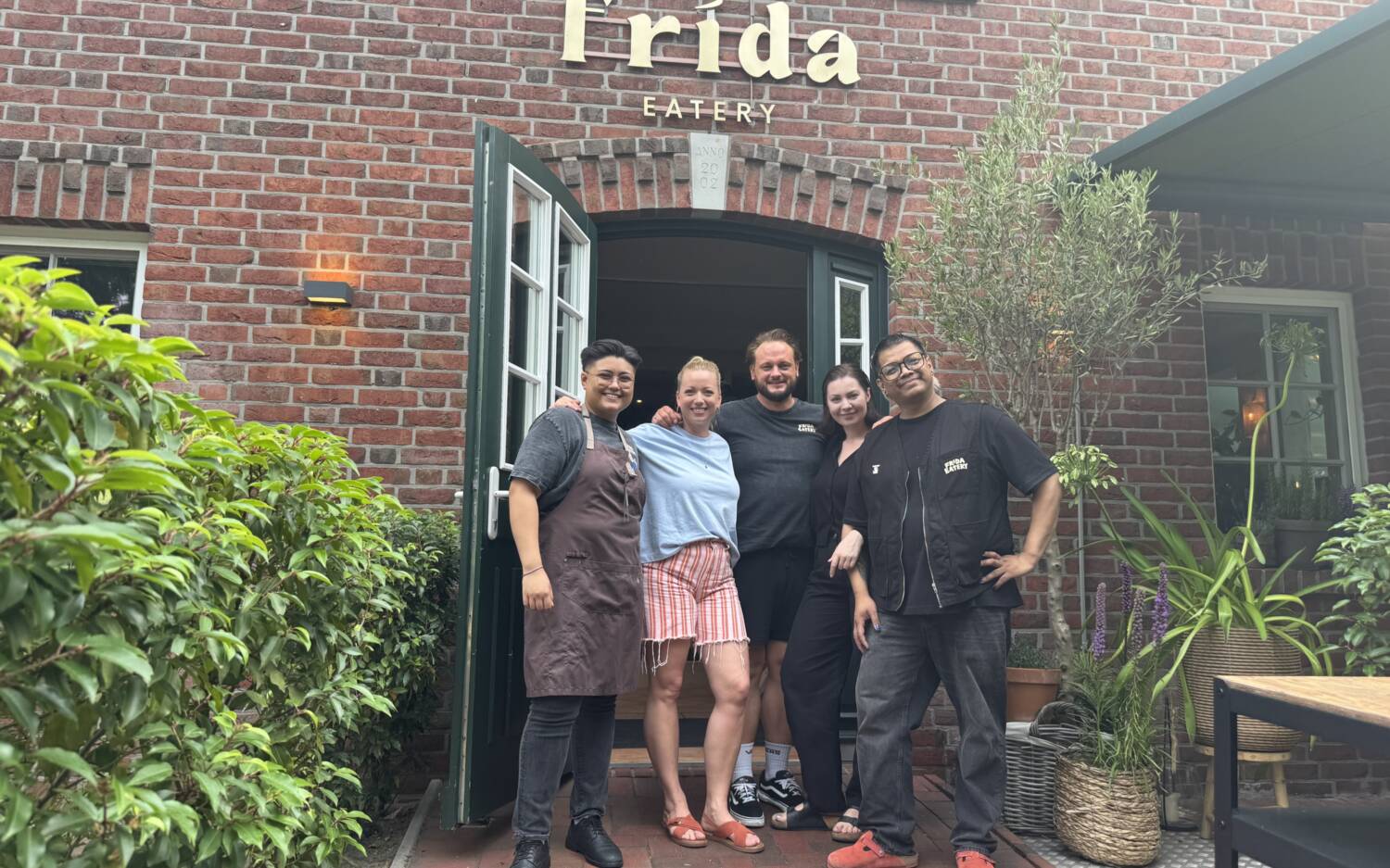 Das Team der Frida Eatery mit Zora (v.l. Jenny, Zora, Thorben, Christin und Ben) / ©Klara Dieckmann