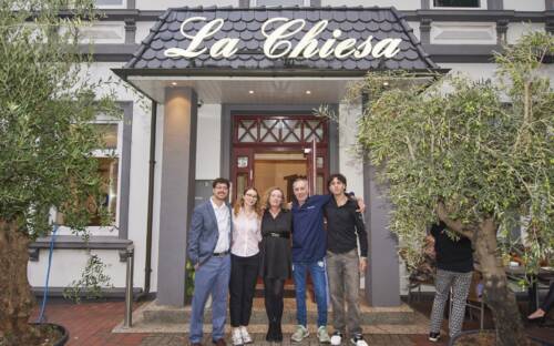 Der Rellinger Hof hat eine lange Geschichte: Seit Juni 2026 führt die Familie Portelli das traditionsreiche Hotel und Restaurant mit dem La Chiesa weiter / ©Rellinger Hof