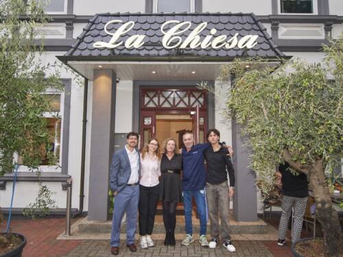 Der Rellinger Hof hat eine lange Geschichte: Seit Juni 2026 führt die Familie Portelli das traditionsreiche Hotel und Restaurant mit dem La Chiesa weiter / ©Rellinger Hof
