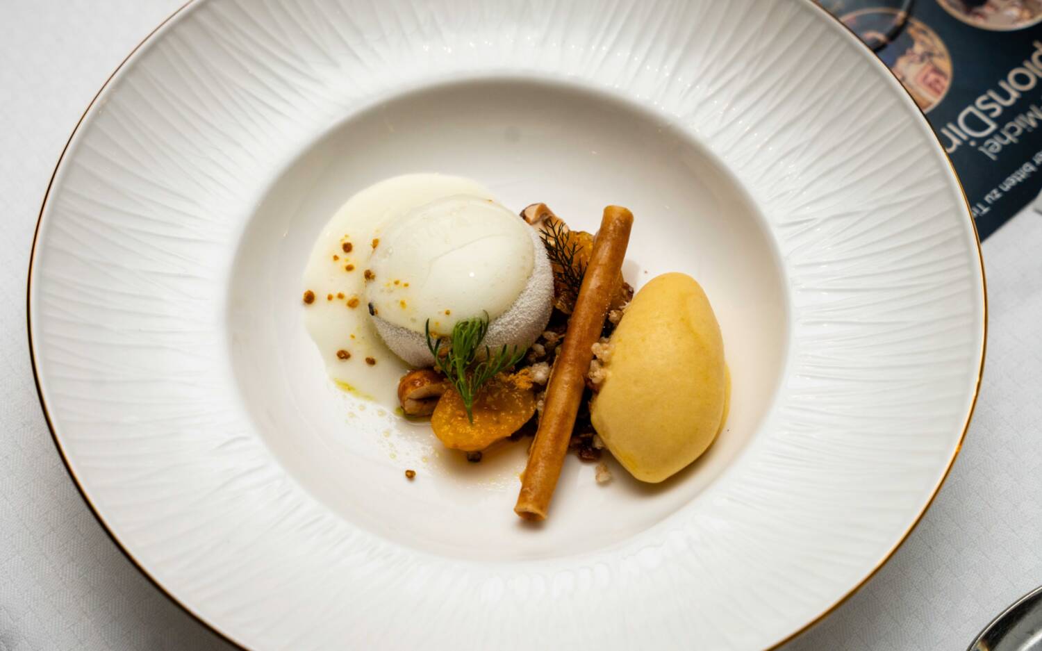 Ein Dessert auf Sterneniveau vom Koer: Haselnuss-Chiboust, Mirabellen-Sorbet, Buchweizen-Röllchen, Haselnusscreme und Fenchelblütenschaum / ©SZENE STUDIOS