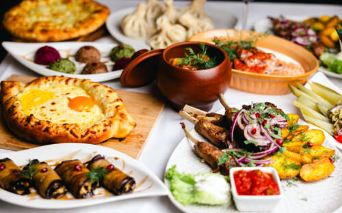 Ein Tisch, viele Versuchungen: Chinkali, Chatschapuri, Fleisch, Gemüse und kleine Vorspeisen zeigen, wie schön georgische Küche zum Teilen ist / ©Foodlover