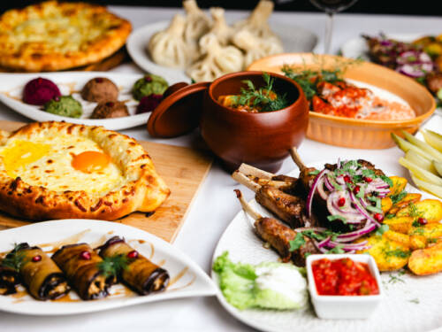 Ein Tisch, viele Versuchungen: Chinkali, Chatschapuri, Fleisch, Gemüse und kleine Vorspeisen zeigen, wie schön georgische Küche zum Teilen ist / ©Foodlover