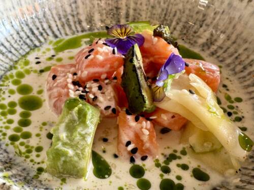 Frische mit Finesse – das Lachs-Ceviche bringt Farbe, Säure und feine Aromen auf den Teller/ ©Karsten Darga